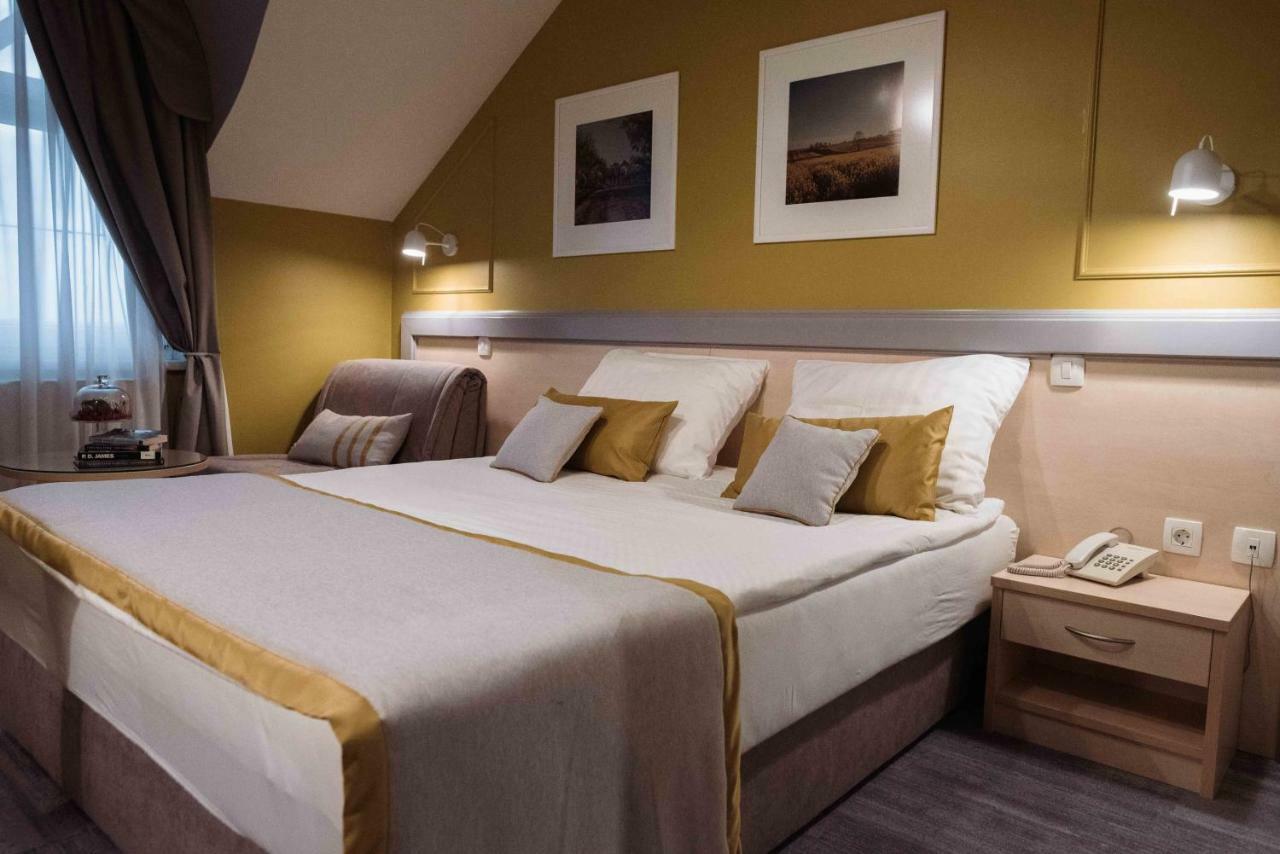 Hotel Ðakovo Bagian luar foto